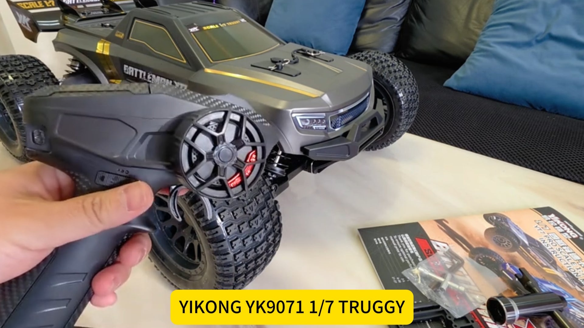 What are the chassis features of the YIKONG YK9071 PRO RC Car?